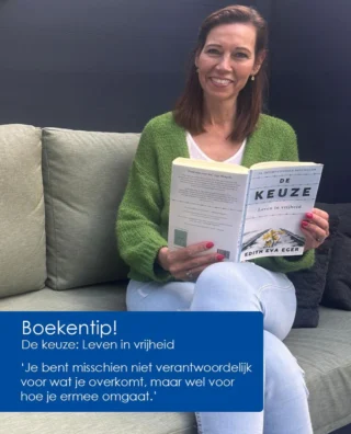 📚 𝗕𝗼𝗲𝗸𝗲𝗻𝘁𝗶𝗽: 𝗗𝗲 𝗸𝗲𝘂𝘇𝗲: 𝗟𝗲𝘃𝗲𝗻 𝗶𝗻 𝘃𝗿𝗶𝗷𝗵𝗲𝗶𝗱 𝘃𝗮𝗻 𝗗𝗿. 𝗘𝗱𝗶𝘁𝗵 𝗘𝘃𝗮 𝗘𝗴𝗲𝗿 

Zoek je een boek dat je raakt, inspireert en aan het denken zet? Dan is De keuze: Leven in vrijheid van Edith Eva Eger een absolute aanrader. Het is een van de beste boeken die ik ooit heb gelezen. En dat zijn er veel, geloof me. 😉

In De keuze vertelt Edith Eva Eger haar indrukwekkende levensverhaal. Als zestienjarige wordt ze met haar familie gedeporteerd naar Auschwitz. Ze overleeft de Holocaust, maar verliest haar ouders en belandt na de oorlog in een diepe crisis. Pas jaren later, als ze psycholoog wordt, begint ze haar trauma’s echt te verwerken. Eger laat zien dat we, hoe zwaar ons verleden ook is, altijd een keuze hebben: om slachtoffer te blijven of om onszelf te bevrijden. Ze schrijft: “𝘑𝘦 𝘣𝘦𝘯𝘵 𝘮𝘪𝘴𝘴𝘤𝘩𝘪𝘦𝘯 𝘯𝘪𝘦𝘵 𝘷𝘦𝘳𝘢𝘯𝘵𝘸𝘰𝘰𝘳𝘥𝘦𝘭𝘪𝘫𝘬 𝘷𝘰𝘰𝘳 𝘸𝘢𝘵 𝘫𝘦 𝘰𝘷𝘦𝘳𝘬𝘰𝘮𝘵, 𝘮𝘢𝘢𝘳 𝘸é𝘭 𝘷𝘰𝘰𝘳 𝘩𝘰𝘦 𝘫𝘦 𝘦𝘳𝘮𝘦𝘦 𝘰𝘮𝘨𝘢𝘢𝘵.”

Dit boek is veel meer dan een indrukwekkend oorlogsverhaal. Het is een eerlijk en hoopvol relaas over veerkracht, overleven en de weg naar innerlijke vrijheid. Eger laat zien dat we, ongeacht de omstandigheden, altijd de keuze hebben om onze eigen vrijheid te vinden.

Een inspirerende gids voor iedereen die wil groeien, oude ballast wil loslaten en opnieuw de regie over het leven wil pakken. Een must-read voor wie zich wil laten raken door een verhaal vol moed en de kracht van de menselijke geest.