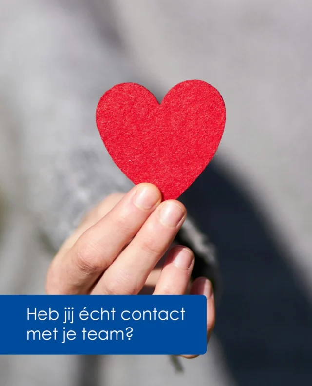 𝗛𝗲𝗯 𝗷𝗶𝗷 é𝗰𝗵𝘁 𝗰𝗼𝗻𝘁𝗮𝗰𝘁 𝗺𝗲𝘁 𝗷𝗼𝘂𝘄 𝘁𝗲𝗮𝗺?
 
Een tijdje geleden volgde ik een coachingstraject bij Fiona Cook. Onlangs deelde zij een korte, krachtige podcast over het boek ‘𝘋𝘦 5 𝘵𝘢𝘭𝘦𝘯 𝘷𝘢𝘯 𝘥𝘦 𝘭𝘪𝘦𝘧𝘥𝘦’ van Gary Chapman. In dat boek legt Chapman iets uit wat zó herkenbaar is: dat mensen zich niet gezien of gewaardeerd voelen, omdat ze een andere ‘liefdestaal’ spreken. Fiona vertaalt deze inzichten naar het werkveld van leiders. 
 
Want ook in leiderschap, samenwerking en communicatie draait het om écht begrip en het raken van de juiste snaar. Aanvoelen en afstemmen wat iemand écht belangrijk vindt. Wat ervoor zorgt dat die ander zich gehoord, begrepen en gemotiveerd voelt. “𝘞𝘢𝘯𝘵 𝘸𝘪𝘦 𝘥𝘦 ‘𝘭𝘪𝘦𝘧𝘥𝘦𝘴𝘵𝘢𝘢𝘭’ 𝘷𝘢𝘯 𝘻𝘪𝘫𝘯 𝘵𝘦𝘢𝘮 𝘣𝘦𝘨𝘳𝘪𝘫𝘱𝘵, 𝘣𝘰𝘶𝘸𝘵 𝘢𝘢𝘯 𝘷𝘦𝘳𝘵𝘳𝘰𝘶𝘸𝘦𝘯, 𝘷𝘦𝘳𝘣𝘪𝘯𝘥𝘪𝘯𝘨 𝘦𝘯 𝘥𝘶𝘶𝘳𝘻𝘢𝘮𝘦 𝘴𝘢𝘮𝘦𝘯𝘸𝘦𝘳𝘬𝘪𝘯𝘨”, zegt Fiona. “𝘌𝘯 𝘢𝘭𝘴 𝘩𝘦𝘵 𝘴𝘤𝘩𝘶𝘶𝘳𝘵, 𝘴𝘱𝘳𝘦𝘬𝘦𝘯 𝘫𝘶𝘭𝘭𝘪𝘦 𝘮𝘪𝘴𝘴𝘤𝘩𝘪𝘦𝘯 𝘸𝘦𝘭 𝘥𝘦𝘻𝘦𝘭𝘧𝘥𝘦 𝘵𝘢𝘢𝘭… 𝘮𝘢𝘢𝘳 𝘦𝘦𝘯 𝘢𝘯𝘥𝘦𝘳 𝘥𝘪𝘢𝘭𝘦𝘤𝘵”.
 
Juist daarom werk ik graag met drijfverenanalyses. Omdat het zó belangrijk is om te begrijpen waarom mensen doen wat ze doen. Waardoor zij ‘aan gaan’ en wat hen raakt. Als je dat weet, heb je echt een sleutel in handen. Om mensen te motiveren, ze meer voldoening te geven in hun werk en de sfeer te verbeteren. Zodat ze niet alleen betere resultaten behalen, maar ook meer betekenis kunnen geven aan het team en zo hun waarde voor de organisatie vergroten.

Dus als je op zoek bent naar meer verbinding, op het werk of privé, dan is dit mijn tip: lees ‘De 5 talen van de liefde’ of luister naar de podcast van Fiona Cook.

 
#leiderschap #teamontwikkeling #verbinding 
#drijfveren #dondershrm