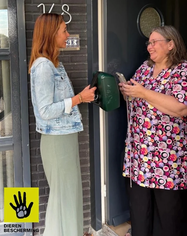 𝗗𝗲𝘇𝗲 𝘄𝗲𝗲𝗸 𝗰𝗼𝗹𝗹𝗲𝗰𝘁𝗲𝗲𝗿 𝗶𝗸 𝘃𝗼𝗼𝗿 𝗱𝗲 𝗗𝗶𝗲𝗿𝗲𝗻𝗯𝗲𝘀𝗰𝗵𝗲𝗿𝗺𝗶𝗻𝗴 🐾
 
Ik steun de @dierenbescherming al jaren, maar ik wil graag meer doen. Daarom kies ik ervoor om te collecteren.
 
Dieren horen al sinds mijn kindertijd bij mijn leven. Ik gun alle dieren een goed leven op deze aardbol en wij mensen kunnen hen daarbij helpen.
 
Nog elke dag lijden dieren in Nederland door mishandeling, verwaarlozing of achterlating. Of ze raken gewond. Gelukkig staan de vrijwilligers van de Dierenbescherming klaar om deze dieren te redden, op te vangen en te verzorgen. Maar ook om dierenleed te voorkomen en om voorlichting te geven over de zorg voor dieren.
 
En dat kunnen ze alleen dankzij donateurs. De Dierenbescherming is volledig afhankelijk van giften, contributies en de (online) collecte. 
 
Met onze bijdrage zorgen we ervoor dat:
🐾  Dieren medische zorg en opvang krijgen.
🐾  We samen meer bewustwording creëren en dierenleed voorkomen.
 
Dus komt er een collectant bij je langs deze week en kun je een kleine bijdrage missen? De dieren zijn je er heel dankbaar voor! Wil jij ook doneren, maar heb je nog geen collectant gezien? Stuur me een DM, dan deel ik de link naar mijn online collectebus. 
 
Of je nu doneert of deze oproep deelt, alles helpt. Samen maken we écht verschil voor de dieren. Help je mee? Elke euro telt!

#dierenbescherming #collecteweekdierenbescherming #vrijwilligerswerk