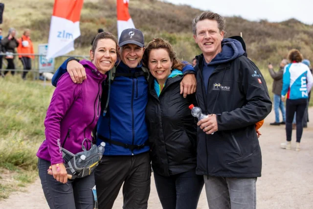 𝗗𝗲 𝗞𝘂𝘀𝘁𝗺𝗮𝗿𝗮𝘁𝗵𝗼𝗻: 𝗺𝗲𝗲𝗿 𝗱𝗮𝗻 𝗲𝗲𝗻 𝘀𝗽𝗼𝗿𝘁𝗶𝗲𝘃𝗲 𝘂𝗶𝘁𝗱𝗮𝗴𝗶𝗻𝗴 🌊👟
 
Afgelopen zondag stond ik samen met Michael, Silvie en Ruud weer aan de start van de Kustmarathon: 42 kilometer dwars door het Zeeuwse landschap, van Burgh-Haamstede naar Zoutelande. En wat was het weer een belevenis!
 
De #Kustmarathon is zoveel meer dan een sportieve uitdaging. Het is pittig voor je lijf, maar tegelijk een goede reminder hoe belangrijk het is om ook mentaal af te schakelen. Inspanning én ontspanning in balans. Elke kilometer laat je voelen dat doorzetten loont en dat de weg net zo waardevol is als de finish halen. Ook de aanmoedigingen langs de kant, een lach of kort praatje met een medeloper, samen doorzetten als het zwaar wordt; dát geeft je de kracht om door te gaan. En zwaar was het: met windkracht 7 en wind op kop door het mulle zand. 
 
De finish in Zoutelande was fantastisch. Maar het mooiste van de dag was het samen onderweg zijn: het lachen, het zwijgen, het doorzetten en samen ploeteren als het even lastig wordt. 
 
#kustmarathon #teamontwikkeling #samenwerken #dondershrm