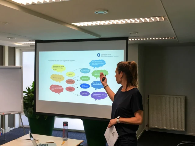 𝗘𝗿 𝘄𝗼𝗿𝗱𝘁 𝘃𝗲𝗲𝗹 𝗴𝗲𝘇𝗲𝗴𝗱 𝗲𝗻 𝗴𝗲𝘀𝗰𝗵𝗿𝗲𝘃𝗲𝗻 𝗼𝘃𝗲𝗿 𝗺𝗲𝘁𝗵𝗼𝗱𝗶𝗲𝗸𝗲𝗻 𝗱𝗶𝗲 𝗸𝗹𝗲𝘂𝗿𝗲𝗻 𝗴𝗲𝗯𝗿𝘂𝗶𝗸𝗲𝗻.

Dat ze alles verklaren. Of juist niets. Dat het leuk is voor individuen, maar niet helpend is bij teamontwikkeling. Dat ze niet wetenschappelijk onderbouwd zijn.
 
En juist daar maken de drijfverenanalyses van Profile Dynamics nu het verschil! 
 
Onlangs is de analyse wetenschappelijk gevalideerd door de Rijksuniversiteit Groningen én positief beoordeeld door de COTAN (onafhankelijke commissie van het Nederlands Instituut van Psychologen (NIP), die psychologische tests beoordeelt op kwaliteit). 🙌
 
De drijfverenanalyses zijn daarmee het eerste, en vooralsnog enige, instrument op basis van Graves’ drijfveren dat op deze manier is onderbouwd en getoetst.
 
Kort gezegd: het meet écht wat het zegt te meten. De analyse is valide, de metingen zijn stabiel en betrouwbaar. Een wetenschappelijke basis dus in combinatie met praktische toepasbaarheid. 
 
Ik zie de effecten in de praktijk: leiders die snappen waar hun eigen gedrag vandaan komt. Teams die soepeler samenwerken, verschillen waarderen en patronen doorzien. Om zo maar wat voorbeelden te noemen.
 
Als we drijfveren zichtbaar maken, ontstaat er begrip en ruimte. Ruimte voor verschil en een eerlijk gesprek dat vaak al te lang niet gevoerd werd.

Voor mij bevestigt het waarom ik al jaren met de drijfverenanalyses werk. Als je begrijpt waarom mensen doen wat ze doen, wordt beweging ineens een stuk makkelijker.
 
 
#DondersHRM #teamontwikkeling #organisatieontwikkeling #samenwerken #drijfverenanalyses